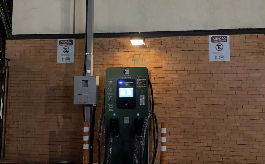 Estação E-Charge no Madero da rua 26 Norte, Águas Claras